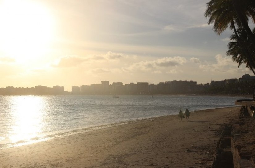 Após ser intimada pelo IMA prefeitura de Maceió retira sargaço da praia