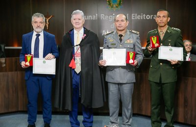 TRE/AL entrega medalha do Mérito Eleitoral a autoridades da Segurança Pública e ao presidente do Coptrel