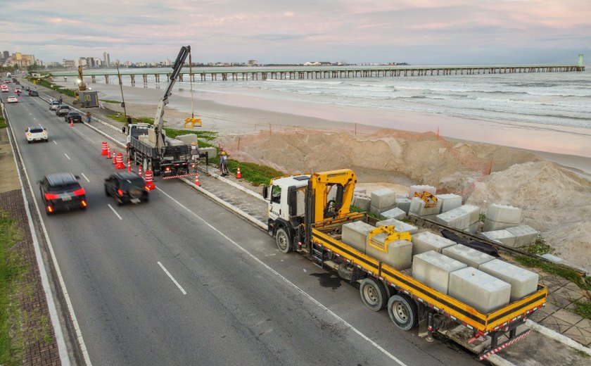 Prefeito JHC dá ordem de serviço para obras de contenção marítima na praia do Sobral