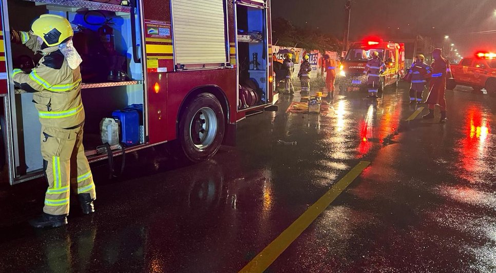 Carro colide com viatura do Corpo de Bombeiros e deixa duas pessoas feridas em Aracaju