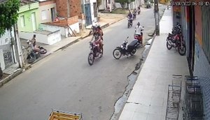 Câmeras de segurança flagraram um acidente na tarde testa sexta-feira, 08, no município de São Domingos, no agreste sergipano.  Uma dupla em uma motocicleta caiu e colidiu contra um muro após após o condutor “empinar”. A manobra arriscada foi realizada em