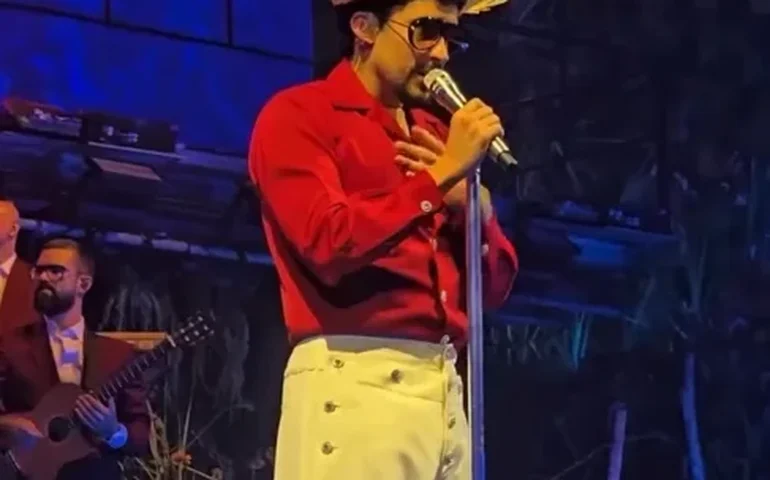 Bad Bunny reúne astros, celebra América Latina no Super Bowl e declara: 'Seguimos aqui'