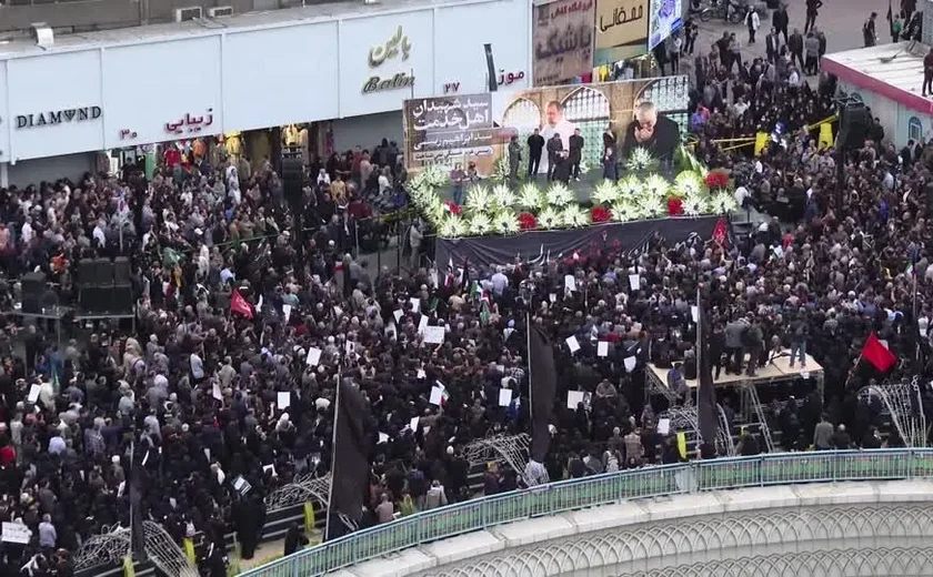 Como foi o funeral do presidente do Irã, acompanhado por milhares de pessoas nas ruas de Teerã