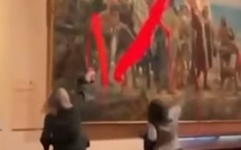 Ativistas são presas após atirarem tinta vermelha em quadro de Cristóvão Colombo em Madri; vídeo