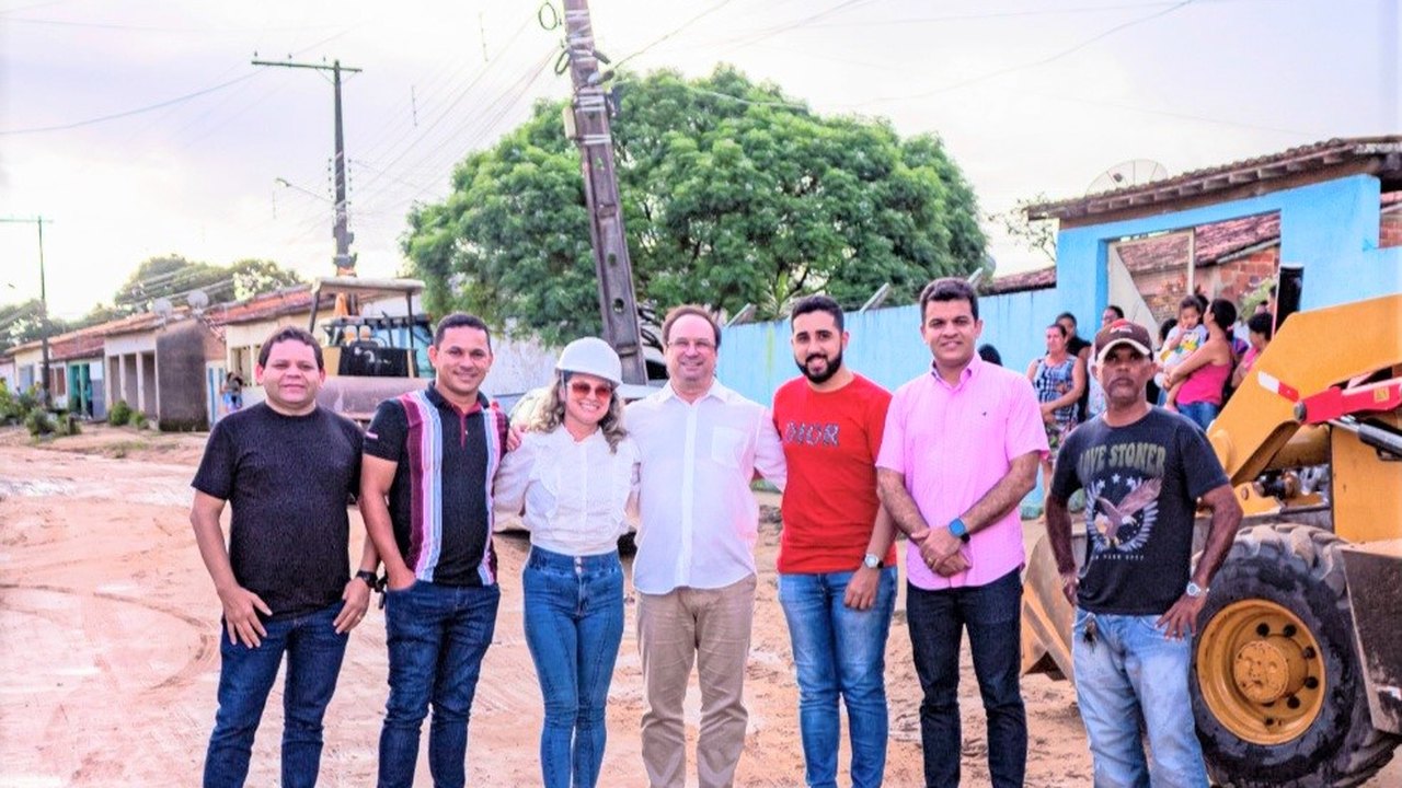 Prefeito Luciano acompanha início da pavimentação de ruas no povoado Pé-Leve Velho