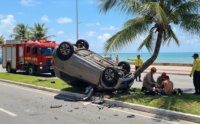 Capotamento na orla: carro atinge coqueiro e vira na Av. Assis Chateaubriand; vítima teve escoriações