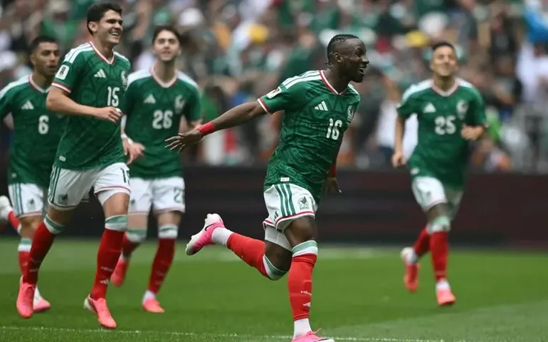 Em jogo com 3 expulsões, México vence África do Sul na abertura da Copa