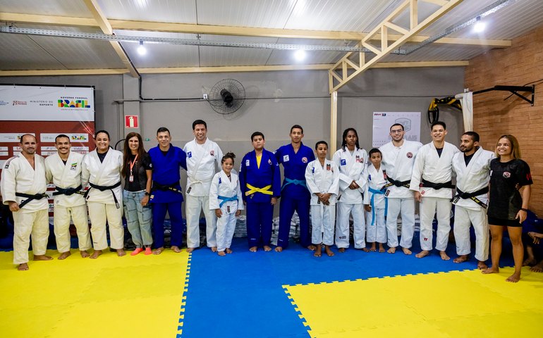 Cunha entrega kimonos e material de treino para integrantes do projeto Samurai Judô Alagoas