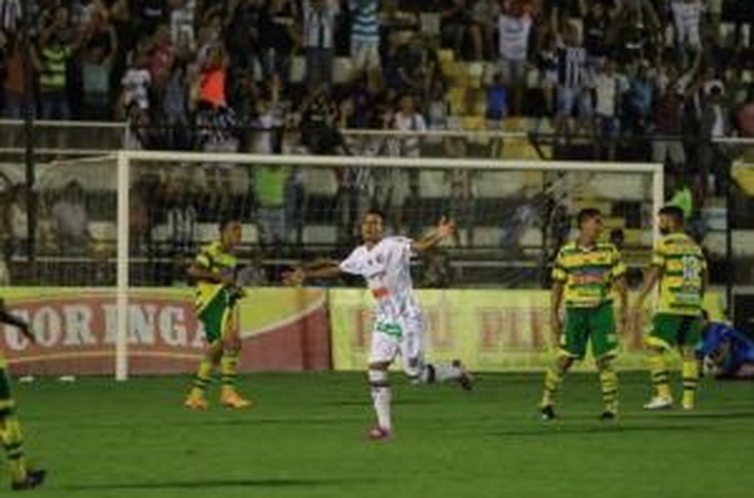 Jean Carlos sai do banco e marca o gol da vitória do ASA diante do Ipanema