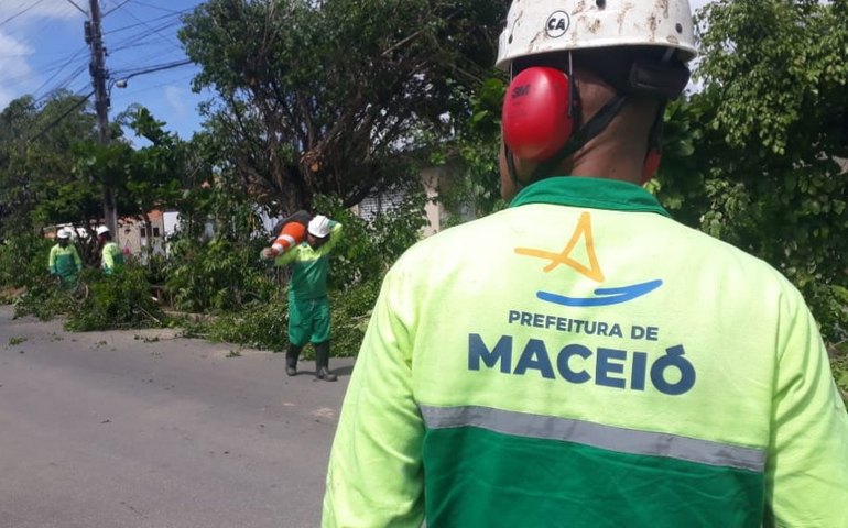 Prefeitura de Maceió inicia mutirão de limpeza no Benedito Bentes
