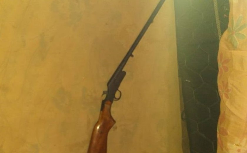 Preso homem que deu três facadas e tiro de espingarda na esposa