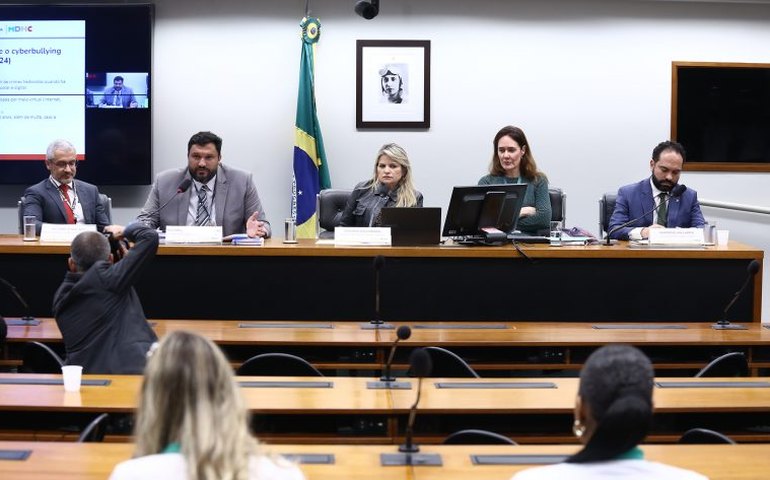 Debatedores defendem conscientização geral sobre riscos para crianças na internet