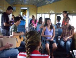 Jovens evangelizam dentro dos vagões