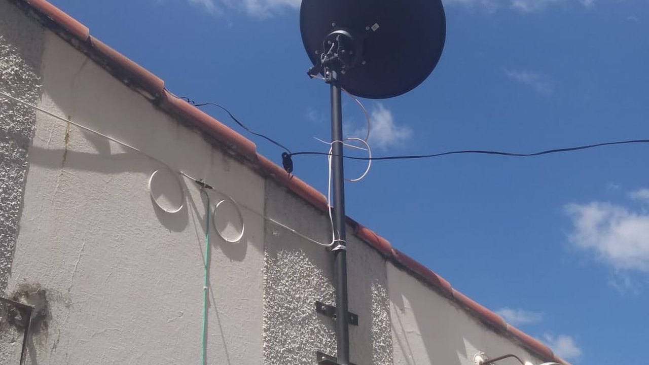 Equipamento caro para internet, enviado pelo Ministério da Justiça, é instalado em prédio de delegacia fechada de Canapi