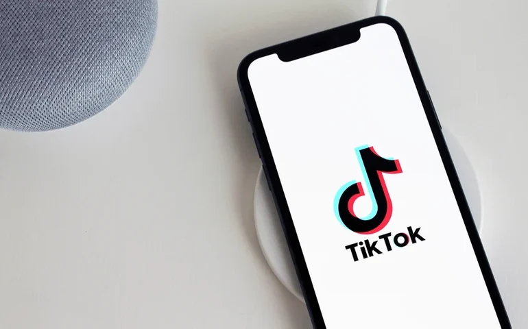 Conteúdo no TikTok incentiva uso de vapes ilícitos entre adolescentes, aponta estudo