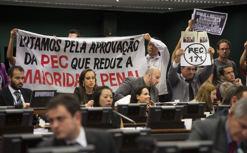 Com &#8216;pedalada regimental&#8217;, redução da maioridade penal é aprovada na Câmara Federal