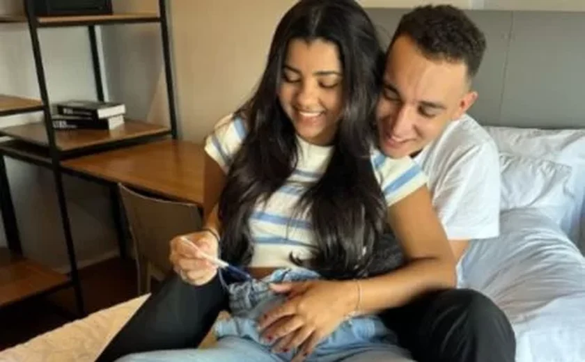 João Gomes comemora gravidez de Ary Mirelle em show