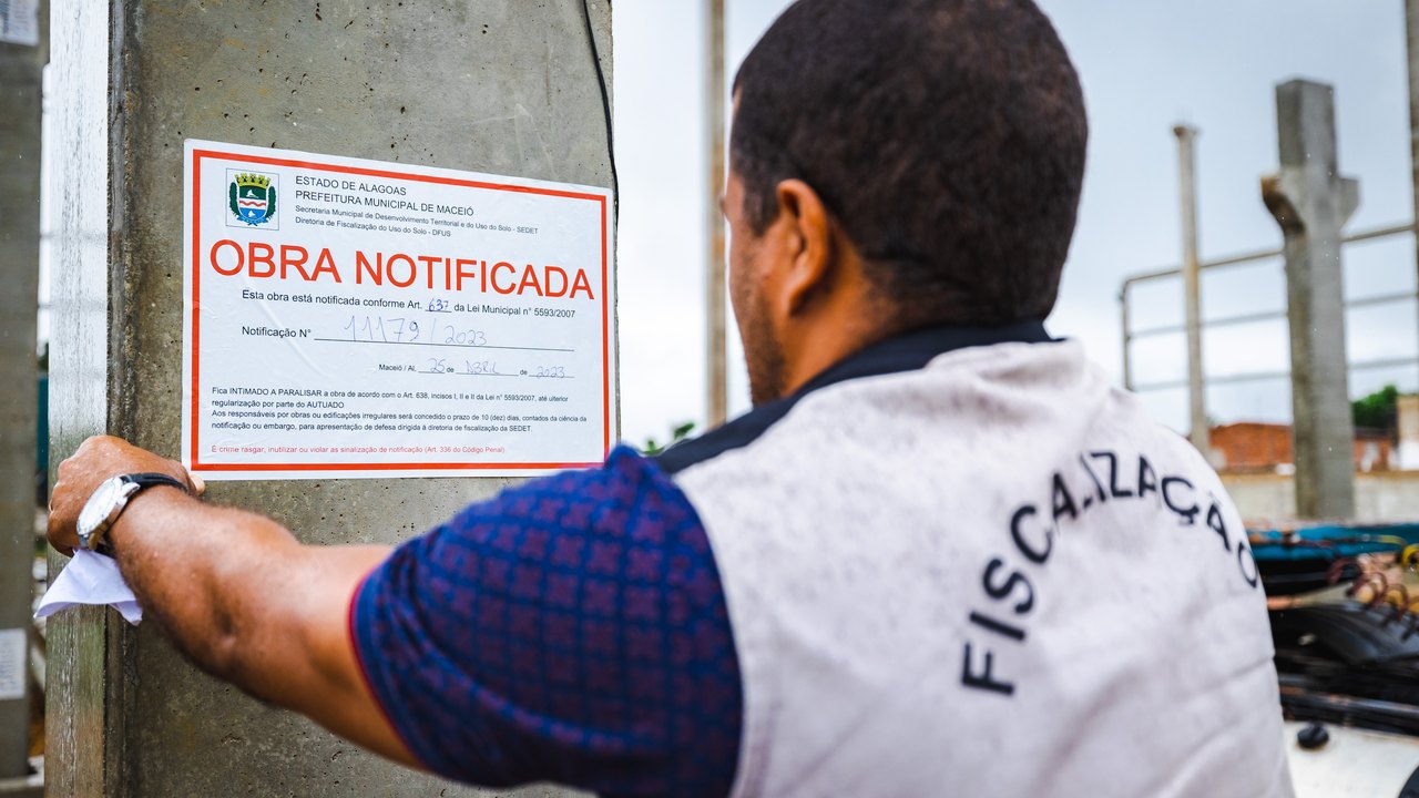 Desenvolvimento Territorial notifica construções irregulares de três galpões na parte alta de Maceió