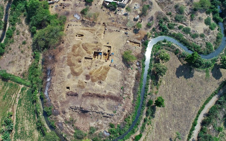 Desenterram em túmulo romano cálice de vidro retratando gladiador lutando com feras (FOTOS)