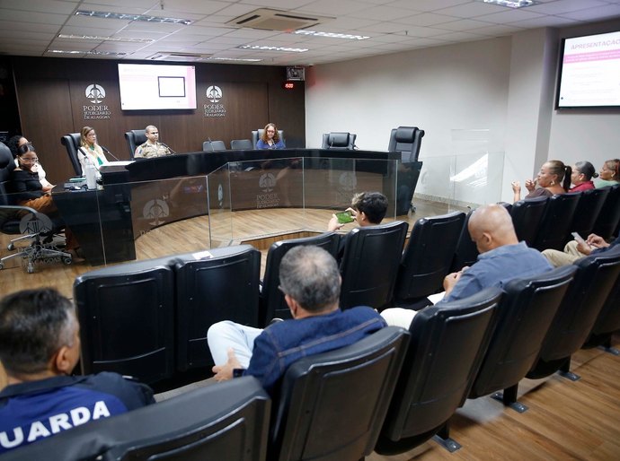 Casa da Mulher Alagoana capacita profissionais da Guarda Judiciária