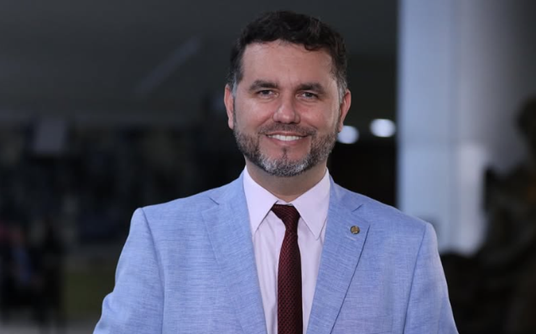 PEC/Relatório prevê 'supersalários' tratados em lei ordinária, que exige quórum menor