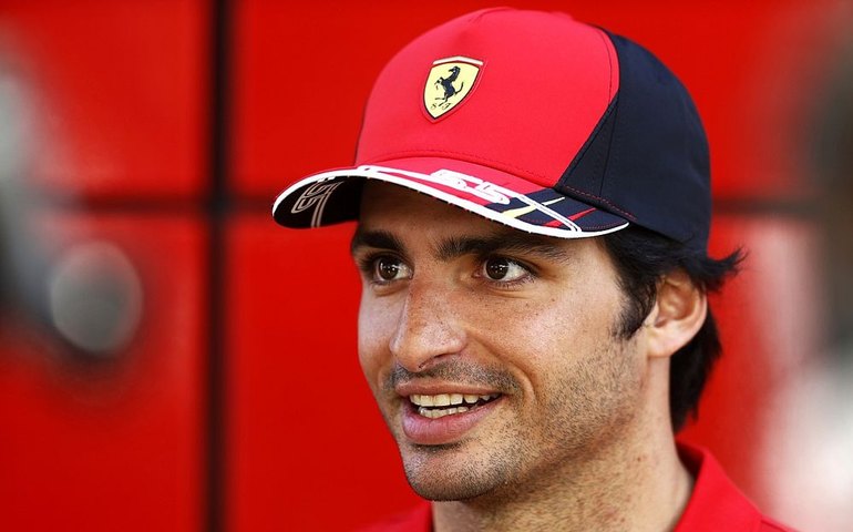 Sainz elogia a evolução de Verstappen na F-1: ‘A caminho de sucessivos títulos’
