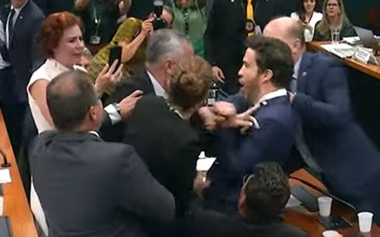 Evair de Melo e André Janones brigam em sessão que ouve Silvio Almeida na Câmara