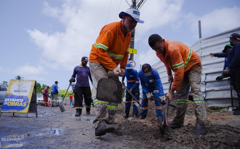 Rua Cônego Costa recebe mutirão emergencial da Operação Tapa-Buraco