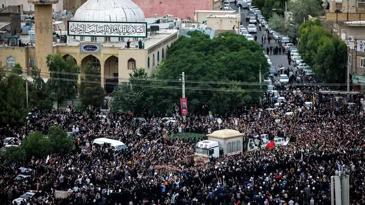 Dezenas de milhares de pessoas comparecem ao funeral do presidente iraniano, em Teerã