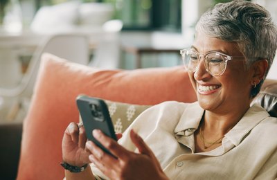 Entre aplicativos e mensagens: geração 60+ ganha espaço no universo digital