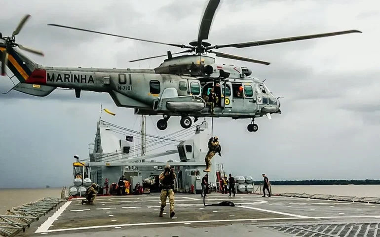 Militares que sofreram acidente de helicóptero estão mortos, diz Marinha dos EUA