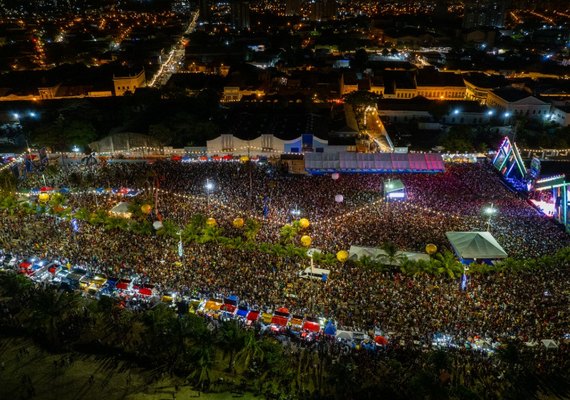 Turistas de várias regiões do país movimentam a economia de Maceió