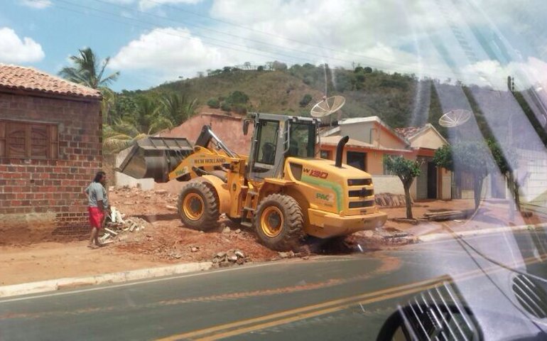 Máquinas do PAC 2 são utilizadas para fins particulares em Palmeira