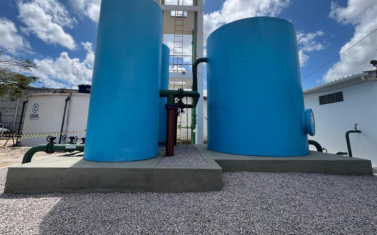 Casal efetua manutenção programada em estação que atende Palmeira dos Índios