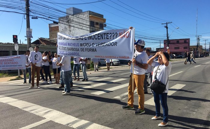 Parentes protestam na Av. Juca Sampaio, em frente ao fórum