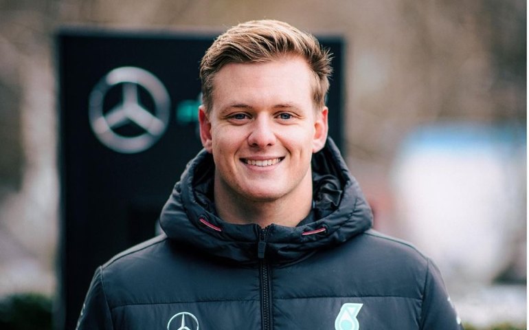 Mick Schumacher faz 'estreia' na Mercedes com testes no novo carro em Barcelona