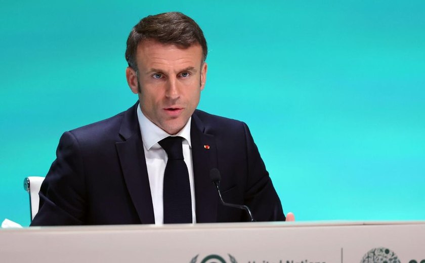Macron faz gol pênalti em partida beneficente com lendas do futebol francês; vídeo