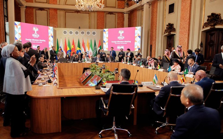 Guerra tarifária: 'Enquanto uns choram, outros vendem lenço' e BRICS vai vender, avalia senador