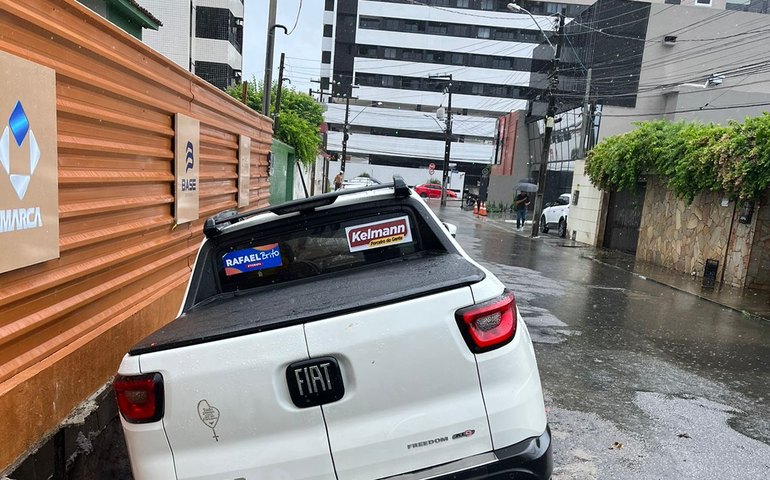 Cratera engole carro que estava estacionado em acostamento na Jatiúca