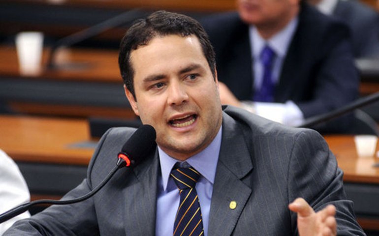 Em Brasília, Renan Filho assina contratos que retomam duplicação da BR-101 em AL