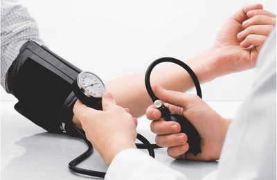 Como identificar a hipertensão: sintomas que podem ser indícios de pressão alta