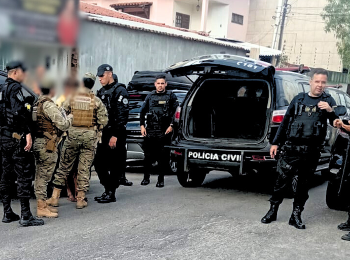 Homem invade comércio, tenta fugir pelos telhados e é contido pela polícia em Maceió