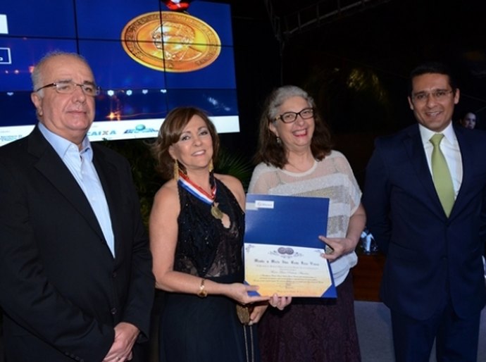 Servidora do Lacen recebe Medalha Sílvio Vianna