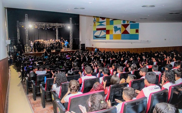 Estudantes de escolas públicas de Penedo se encantam com a Orquestra Meninos de São Caetano-PE