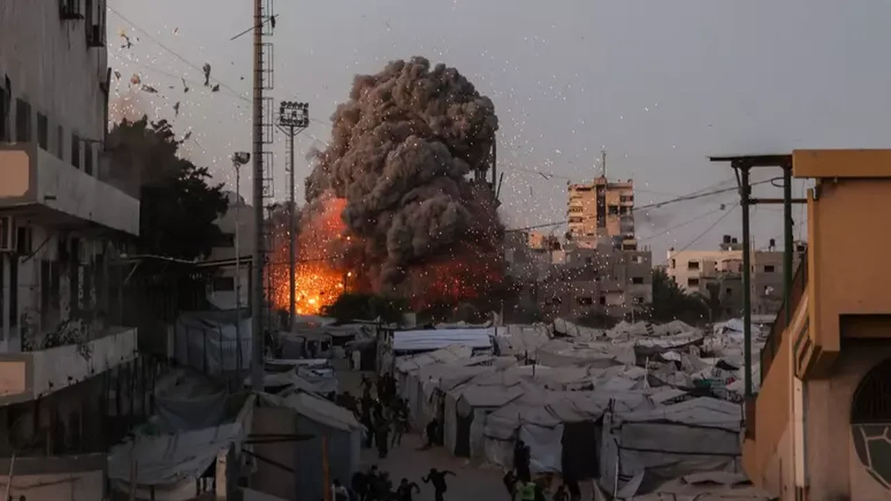 Israel faz novo bombardeio em Gaza e ameaça Hamas de intensificar ofensiva
