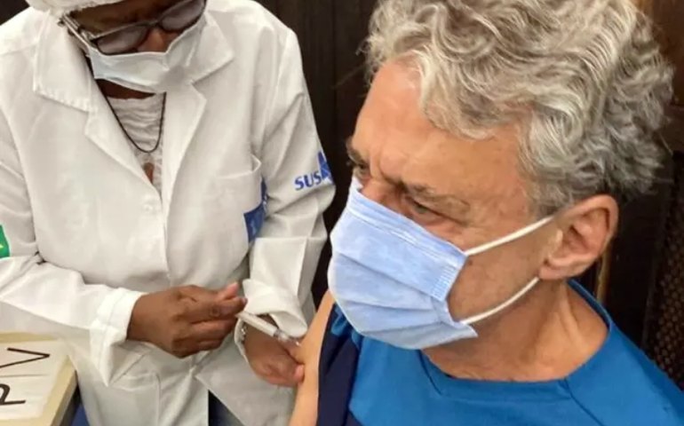 &#8216;Vacinem-se. Viva o SUS&#8217;, diz Chico Buarque após ser imunizado contra a covid-19