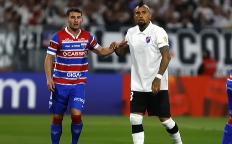 Torcedores do Colo-Colo invadem ginásio durante caos, furtam uniformes e causam depredação