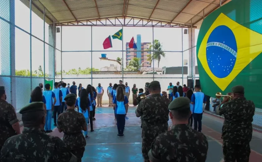 Governo Lula acaba com programa bolsonarista de Escolas Cívico-Militares