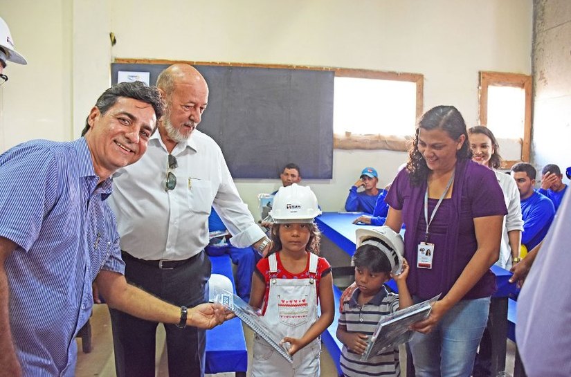 Sesi, Sinduscon a Ademi entregam kits escolares a filhos de trabalhadores