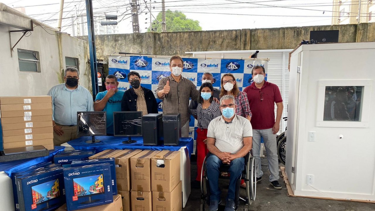 Deputado Galba Novaes acompanha entrega de equipamentos adquiridos pela Adefal através de uma emenda de sua autoria